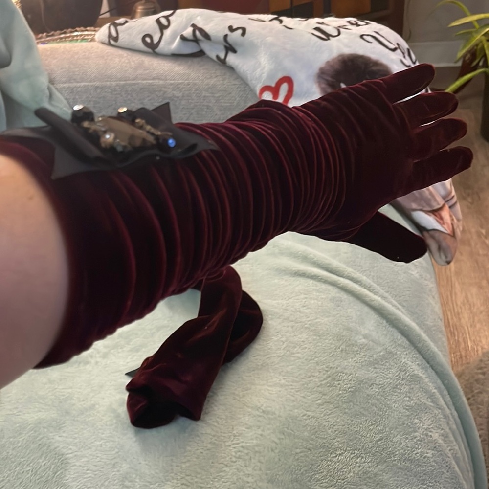 Vintage  Beautiful  Cranberry  Long over elbow gloves❤️